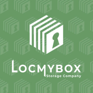 Logo moderne créé par Nekae Studio, graphiste freelance, sur la devanture d'un bâtiment de self-stockage.