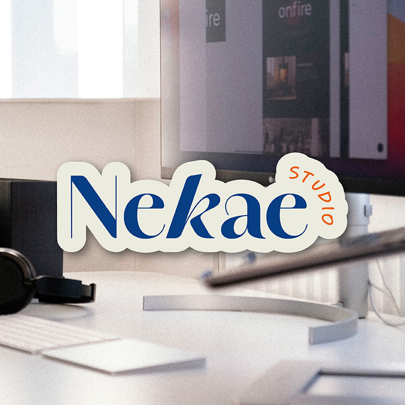 Mise en situation du logo de Nekae Studio, sur une photo d'un poste de travail de graphiste freelance.