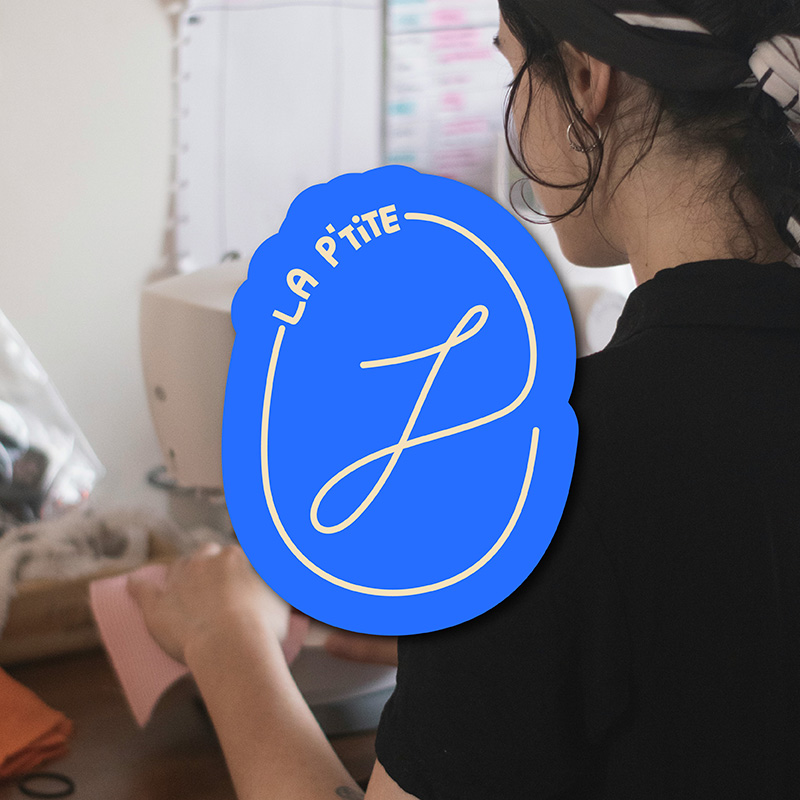 Mise en situation du logo emblème issu de l'identité visuelle passionnée couture, du compte Instagram La P'tite Joséphine. Créé par Nekae Studio.