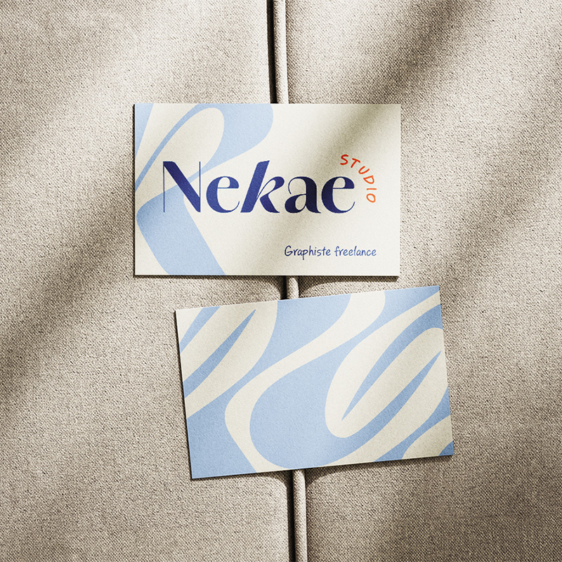 Logo et identité visuelle de Nekae Studio, graphiste freelance, imprimé sur carte.