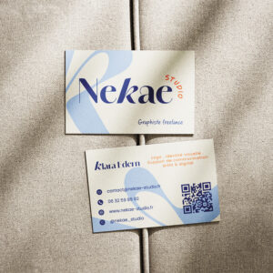 Logo coloré Nekae Studio de Klara EDERN graphiste freelance, imprimé sur une carte de visite graphiste freelance.
