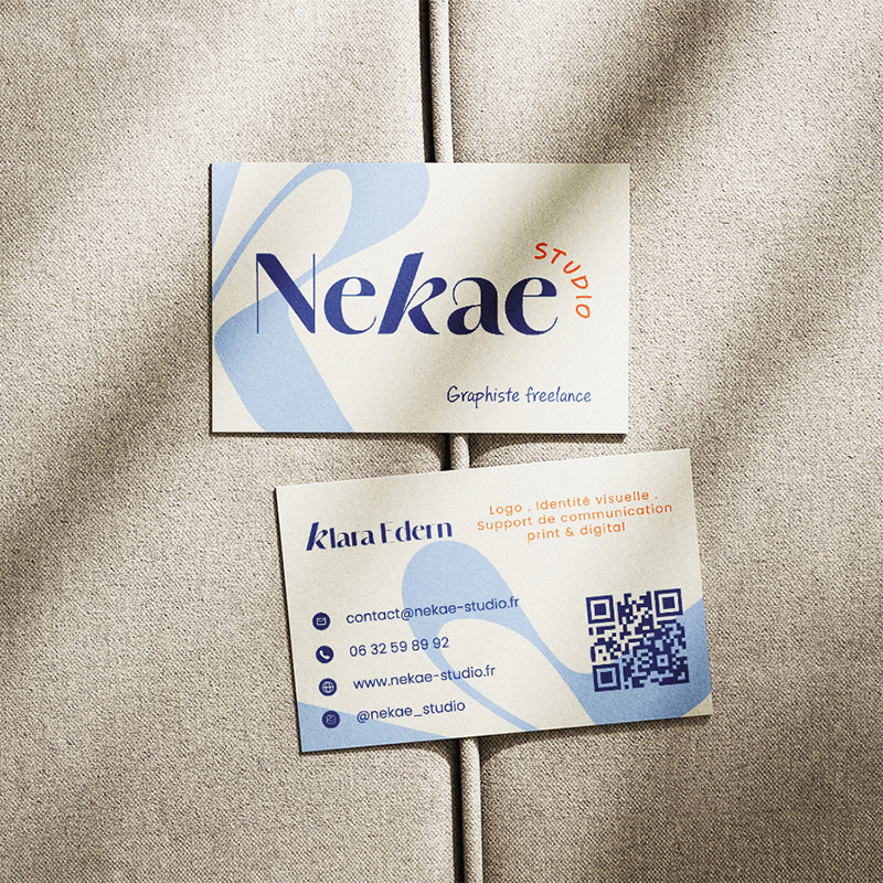 Logo coloré Nekae Studio de Klara EDERN graphiste freelance, imprimé sur une carte de visite graphiste freelance.