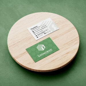 Design de carte de visite self-stockage professionnelle avec une identité sur-mesure pour LOCMYBOX, créé par Nekae Studio.