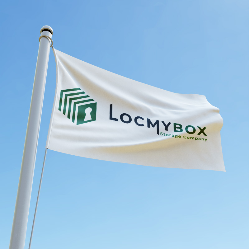 Mockup de logo secondaire de LOCMYBOX, entreprise de self-stockage, sur un drapeau.