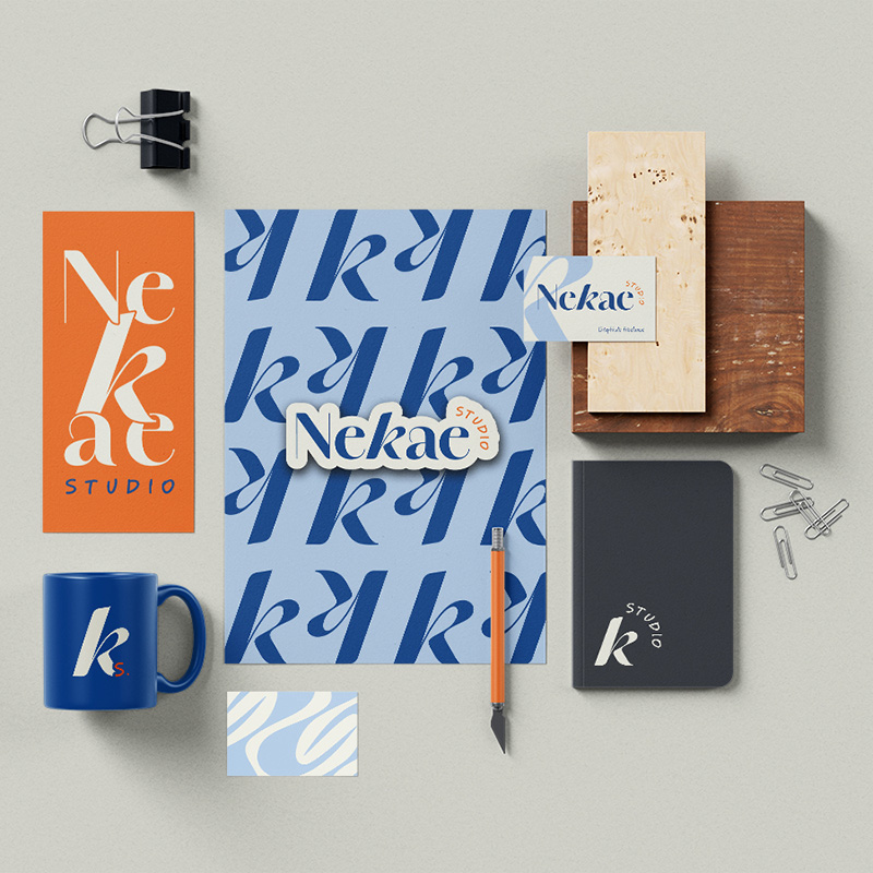 Mise en situation sur divers types de papiers et packaging avec l'identité visuelle de Nekae Studio.
