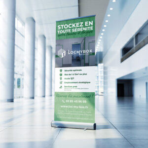 Support de communication roll-up coloré et impactant, basé sur l'identité visuelle d'un centre de self-stockage, créé par Nekae Studio.