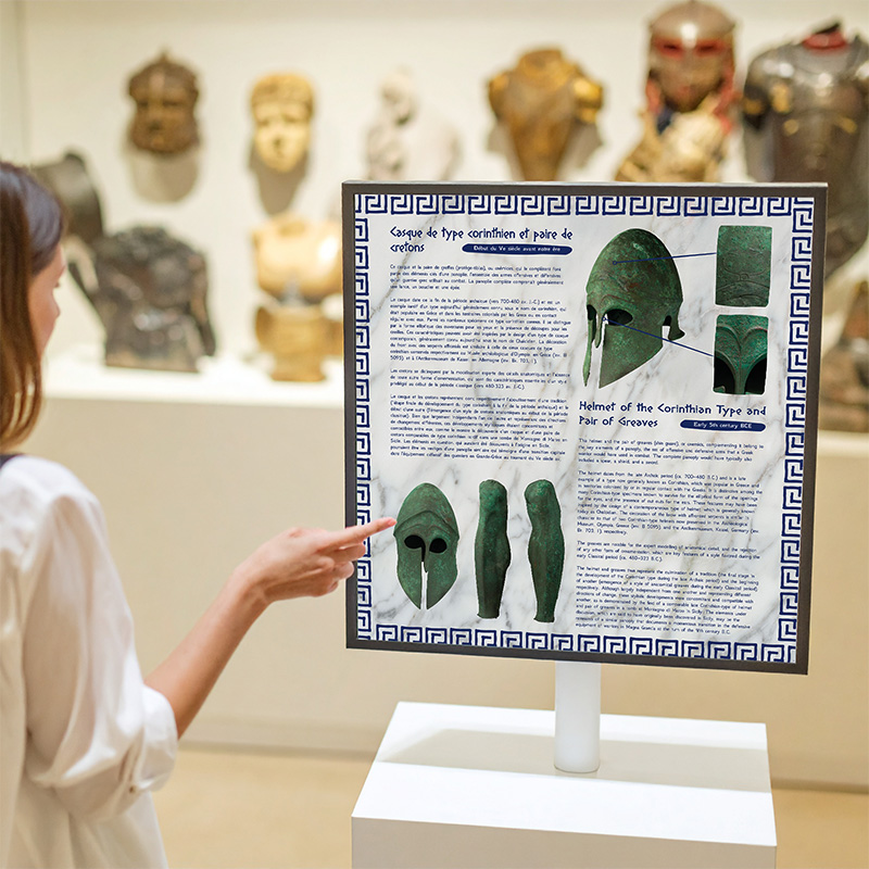 Design d'un panneau informatique de signalétique musée, créé par Nekae Studio graphiste indépendante, pour une exposition sur les héros de la Grèce Antique.