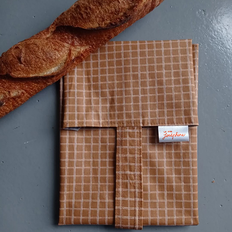 Sac à pain cousu par Juliette du compte Instagram La P'tite Joséphine, avec le logo imprimé sur l'étique. Conçu par Nekae Studio.