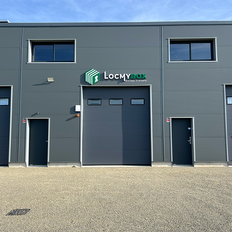Photo de la devanture du bâtiment de LOCMYBOX, à Champtoceaux (44).
