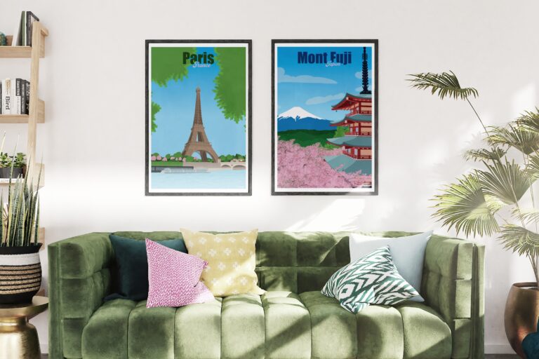 Affiches de ville illustrées de Paris et du mont Fuji encadrées sur le mur d'un salon