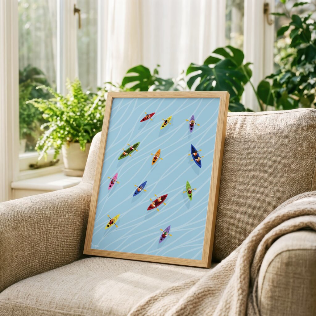Affiche illustrée de canoë kayak encadrée, posée sur un fauteuil beige avec des plantes en arrière-plan