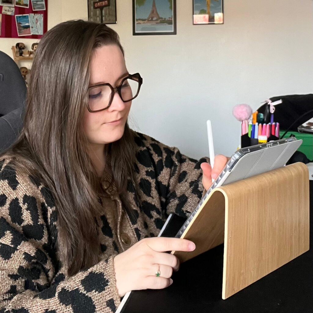 Photo de Klara, illustratrice française et fondatrice de Nekae Studio, dessinant sur un IPad