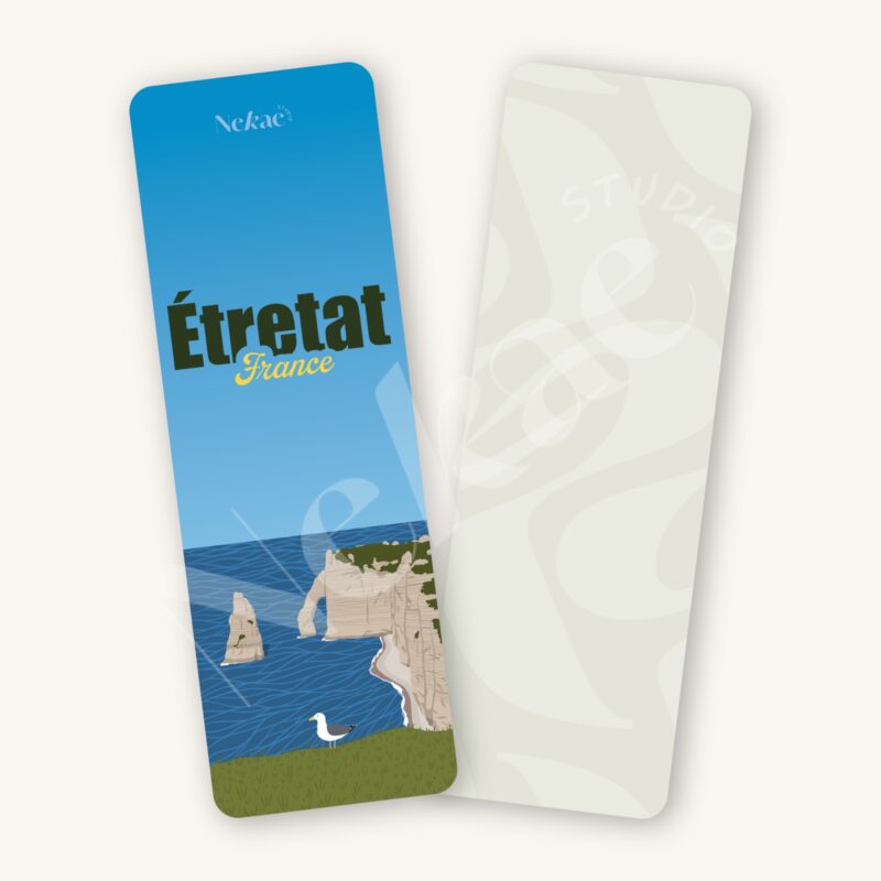Marque-page illustré des falaises d'Étretat en Normandie présenté sur un fond beige