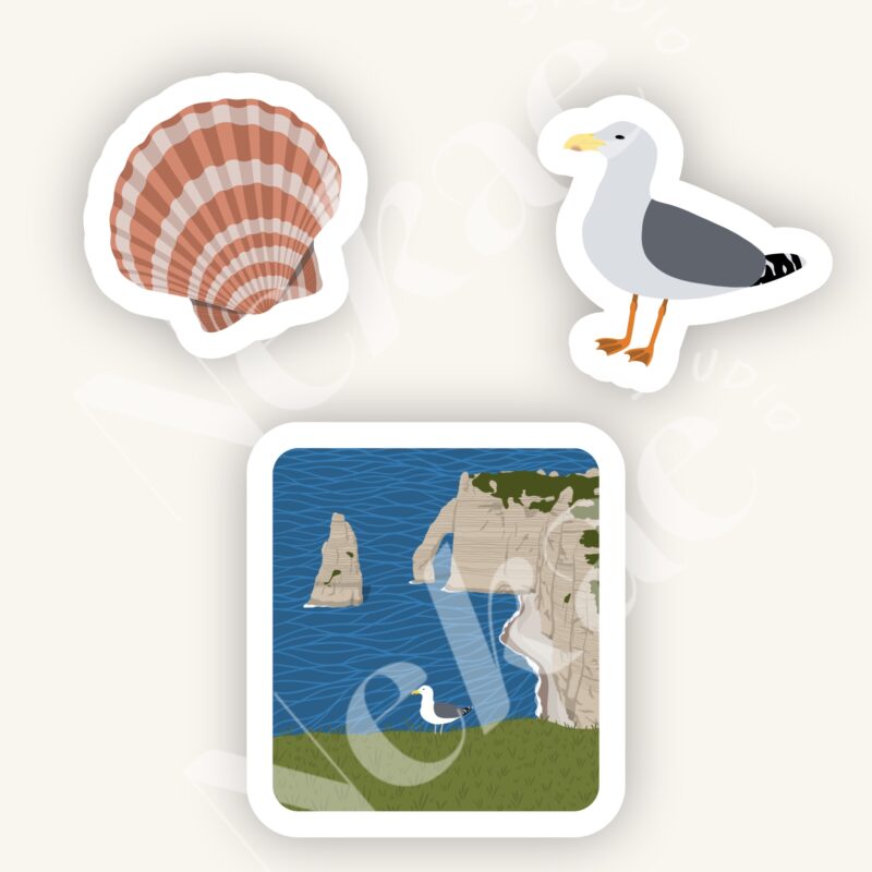 Pack de stickers Escapade à Étretat avec la vue sur les falaises normandes, une mouette et un coquillage