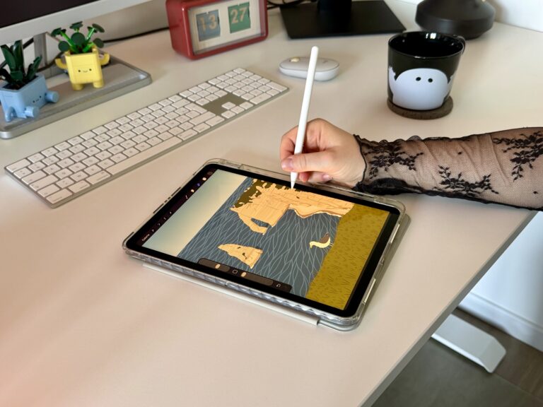 Illustratrice française dessinant une illustration sur iPad depuis son bureau