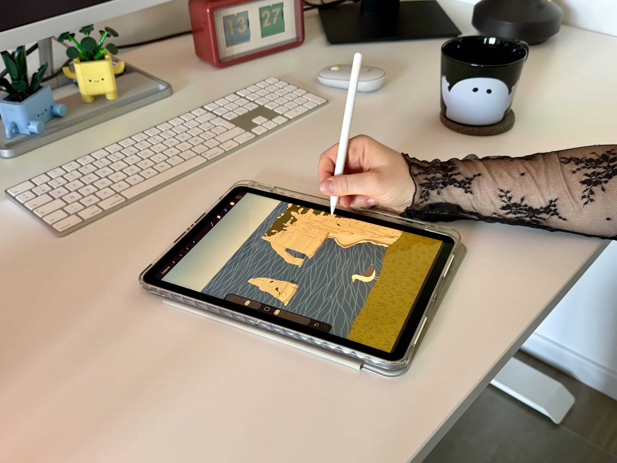 Illustratrice française dessinant une illustration sur iPad depuis son bureau