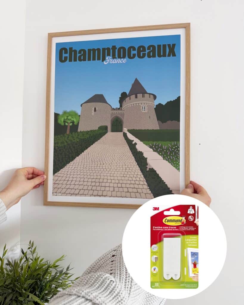 Affiche encadrée représentant le château de Champtoceaux, accrochée au mur sans percer à l'aider de languettes adhésives.