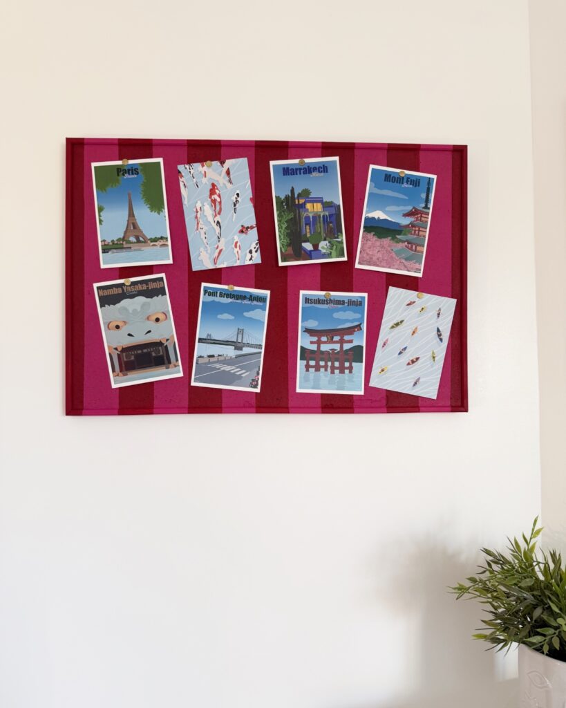 Composition de petites affiches accrochées à l'aide de punaises sur un tableau en liège.